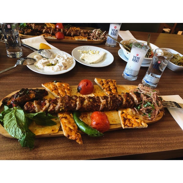 Снимок сделан в Çakıl Restaurant - Ataşehir пользователем Sahar G. 3/16/2018