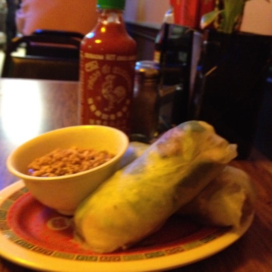 12/15/2012 tarihinde Steven S.ziyaretçi tarafından Viet Thai Cafe'de çekilen fotoğraf