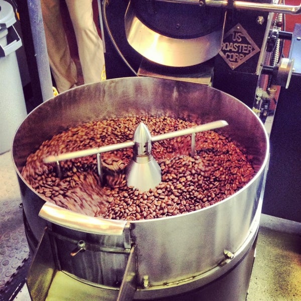 11/5/2013 tarihinde Grand Rapids Coffee Roastersziyaretçi tarafından Grand Rapids Coffee Roasters'de çekilen fotoğraf