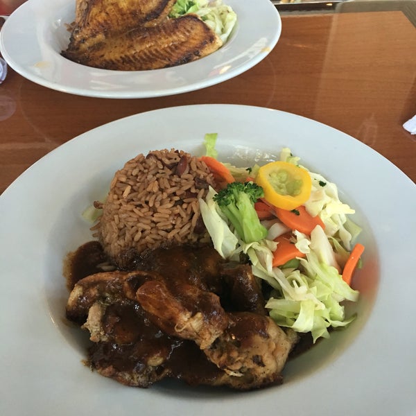 รูปภาพถ่ายที่ Janga by Derrick&#39;s Jamaican Cuisine โดย Katie G. เมื่อ 8/18/2016
