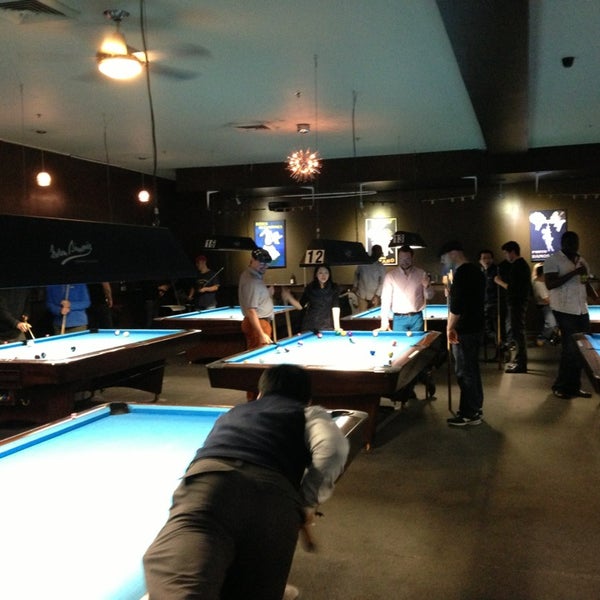 รูปภาพถ่ายที่ Eastside Billiards &amp; Bar โดย Reina Q. เมื่อ 1/4/2014