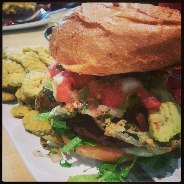 Foto scattata a Crave Real Burgers da Heather B. il 1/29/2013