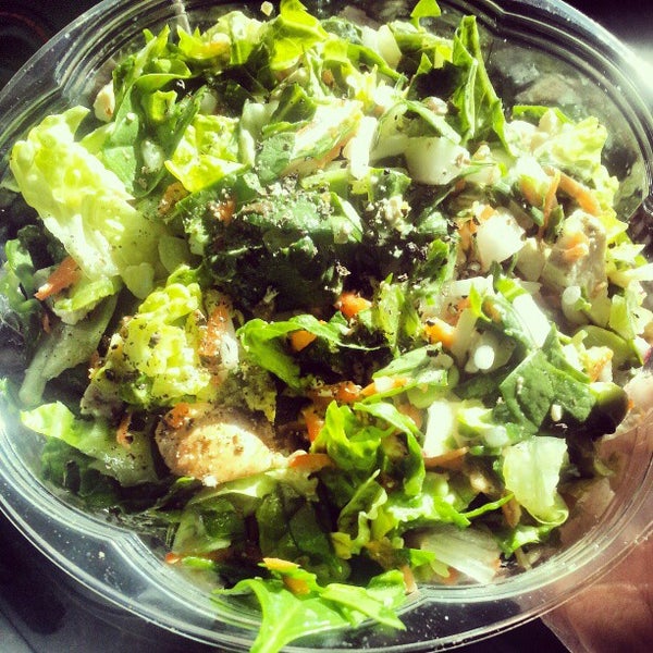 รูปภาพถ่ายที่ Fourleaf Chopped Salads โดย Heather B. เมื่อ 1/28/2013