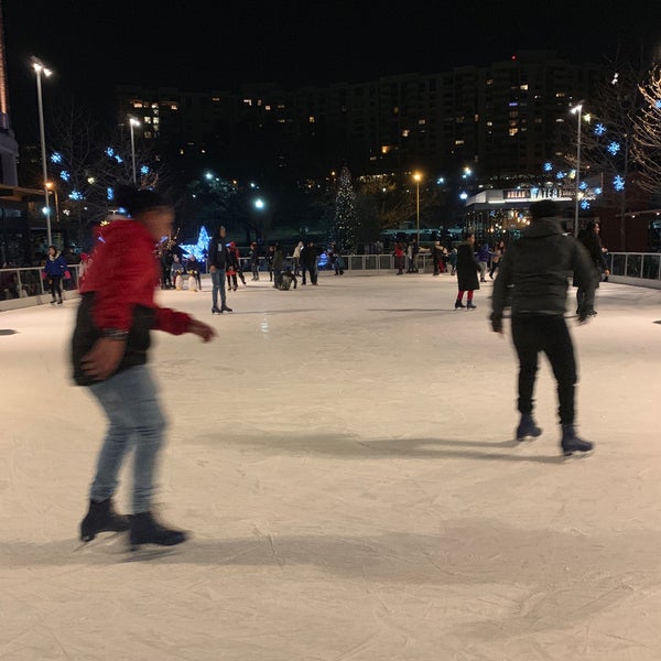 Das Foto wurde bei Pentagon Row Ice Skating Rink von A am 12/26/2018 aufgenommen