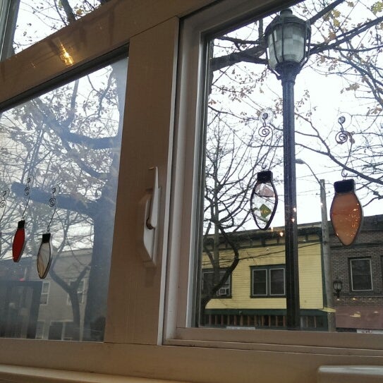 11/30/2013 tarihinde Jennifer S.ziyaretçi tarafından Tin Umbrella Coffee'de çekilen fotoğraf