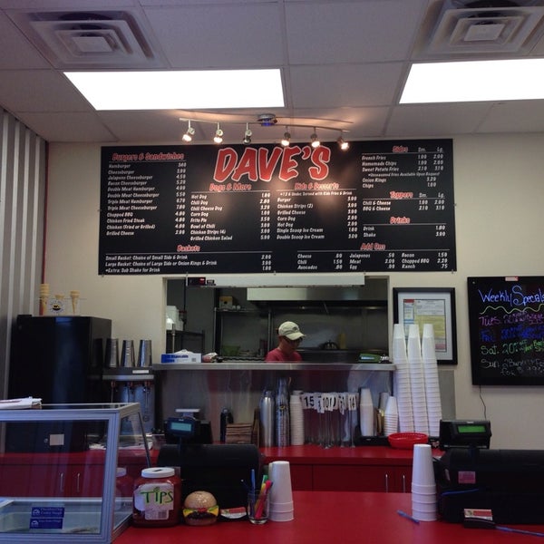 Foto tomada en Dave&#39;s Burger Barn  por Texas R. el 11/7/2013