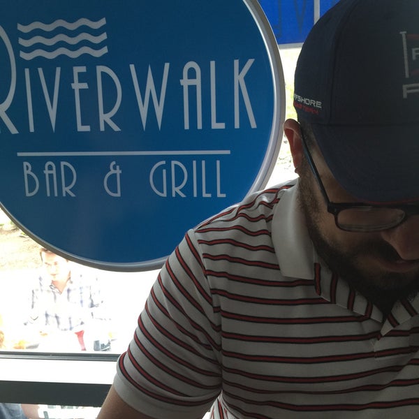 7/1/2016 tarihinde Vicente J.ziyaretçi tarafından Riverwalk Bar &amp; Grill'de çekilen fotoğraf