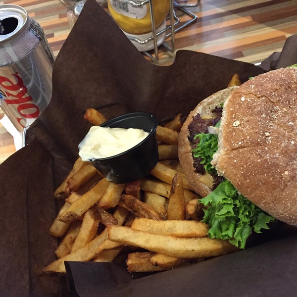 Foto scattata a Burgers n&#39; Fries Forever da Ion G. il 5/21/2015