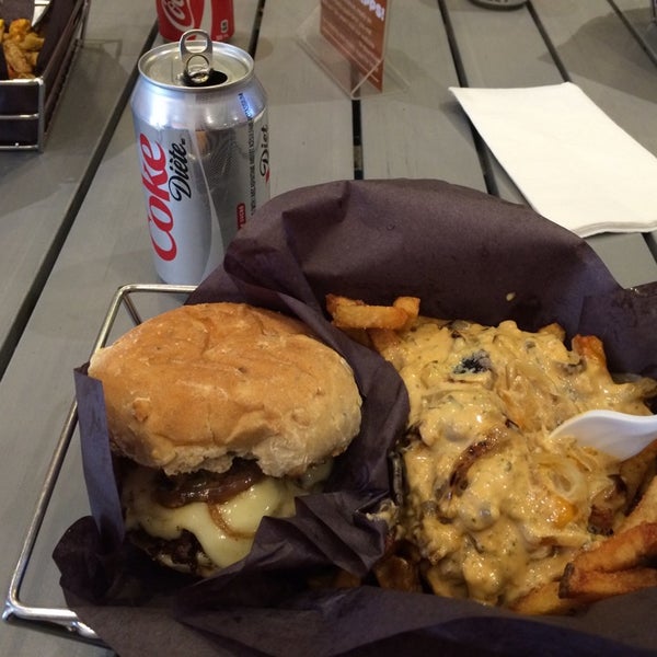 Снимок сделан в Burgers n&#39; Fries Forever пользователем Ion G. 5/23/2014