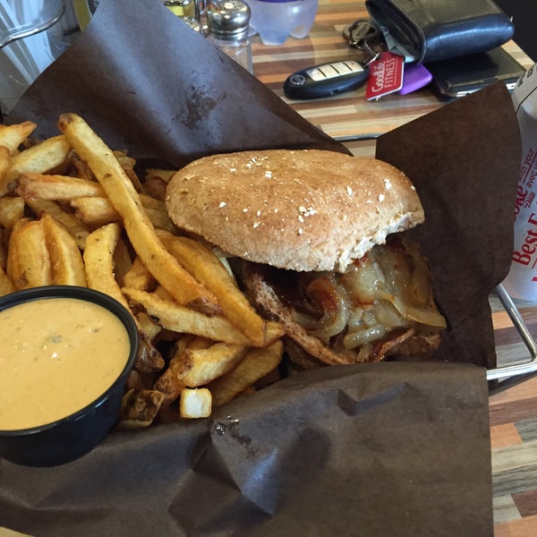 Das Foto wurde bei Burgers n&#39; Fries Forever von Ion G. am 8/20/2015 aufgenommen