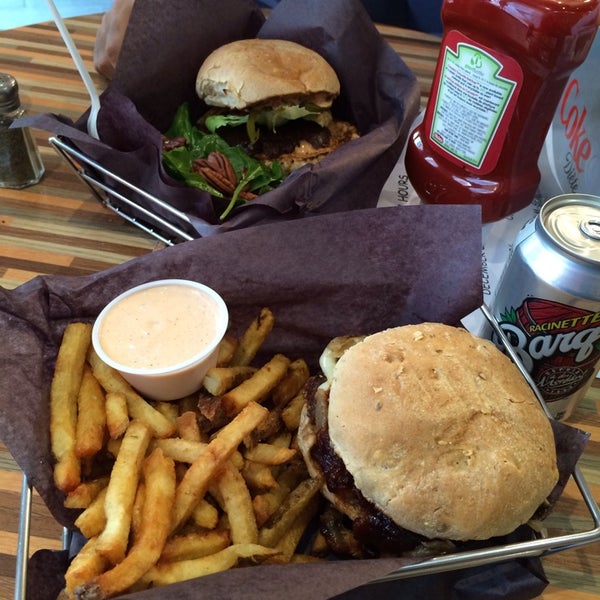 Foto scattata a Burgers n&#39; Fries Forever da Ion G. il 12/19/2013