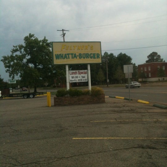 Foto diambil di Feltner&#39;s Whatta-Burger oleh Laura B. pada 8/8/2012