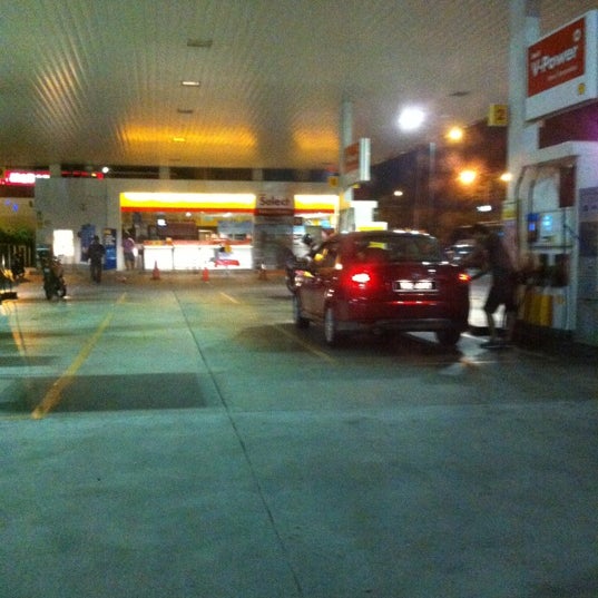 Foto tirada no(a) Shell Petrol Station por Nik Mohd. Azhar D. em 8/10/2012