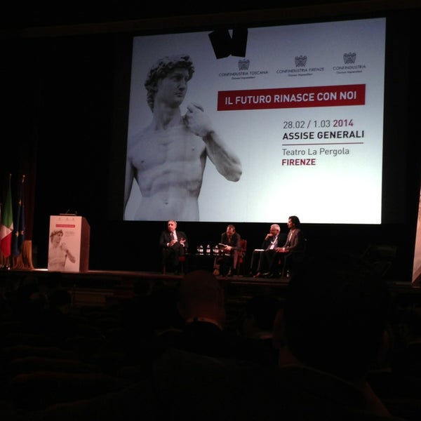 รูปภาพถ่ายที่ Teatro della Pergola โดย Gabriele L. เมื่อ 2/28/2014