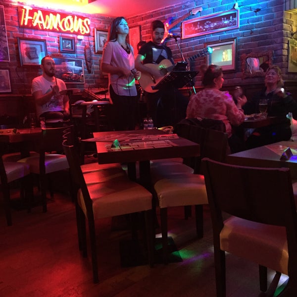 Das Foto wurde bei Brothers Cafe von Semih Akşitoğlu 🇹🇷 am 10/31/2015 aufgenommen