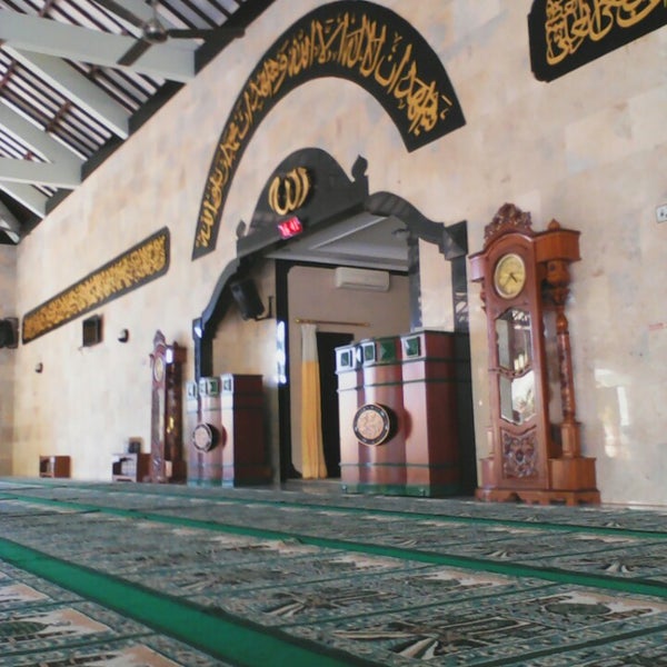 Das Foto wurde bei Masjid Agung Sudirman von Bayu Pradana S. am 3/28/2015 aufgenommen