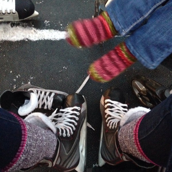 1/2/2014 tarihinde Megan Q.ziyaretçi tarafından McCarren Ice Rink'de çekilen fotoğraf