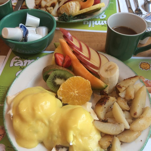 Foto tomada en Cora&#39;s Breakfast &amp; Lunch  por şerife s. el 8/29/2015