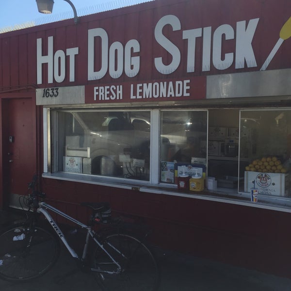 Das Foto wurde bei Hot Dog on a Stick von Jess S. am 8/15/2015 aufgenommen