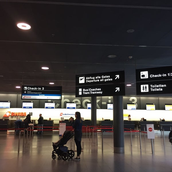 Foto tirada no(a) Aeroporto de Zurique (ZRH) por Tero A. em 3/12/2017