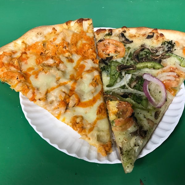Foto scattata a College Town Pizza da Rob P. il 11/4/2018