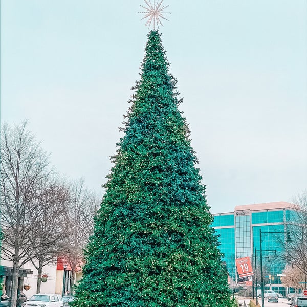 Снимок сделан в North Hills Shopping Center пользователем Cris M. 12/22/2019