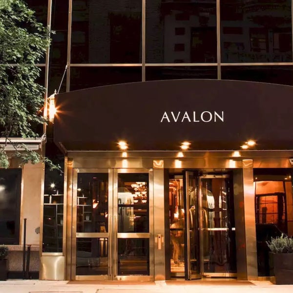 รูปภาพถ่ายที่ Avalon Hotel โดย H A. เมื่อ 5/15/2015