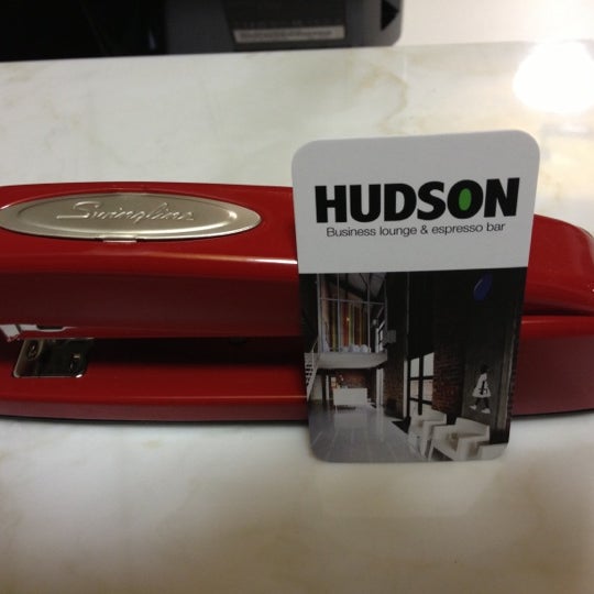 10/20/2012 tarihinde Chad L.ziyaretçi tarafından Hudson Business Lounge'de çekilen fotoğraf