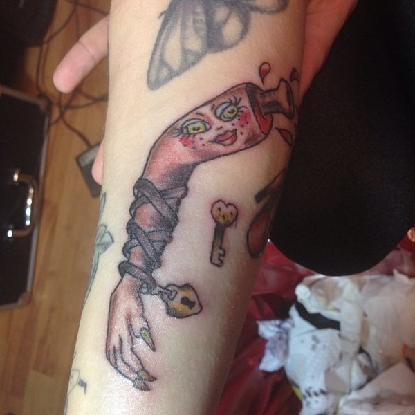 Foto tomada en Poison Apple Tattoo &amp; Piercing  por Rebecca G. el 1/31/2014
