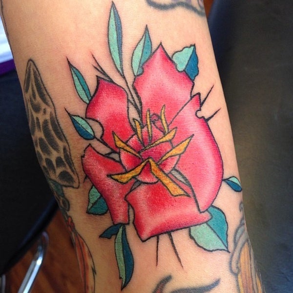 Foto tomada en Poison Apple Tattoo &amp; Piercing  por Rebecca G. el 6/10/2014