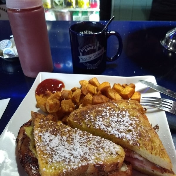 Photo taken at South Street Diner by Roland L. on 10/19/2018