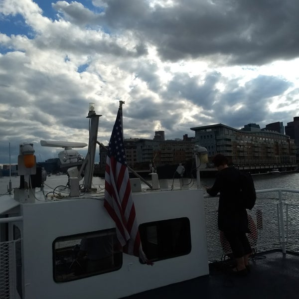 Foto diambil di Boston Harbor Cruises oleh Roland L. pada 10/20/2018