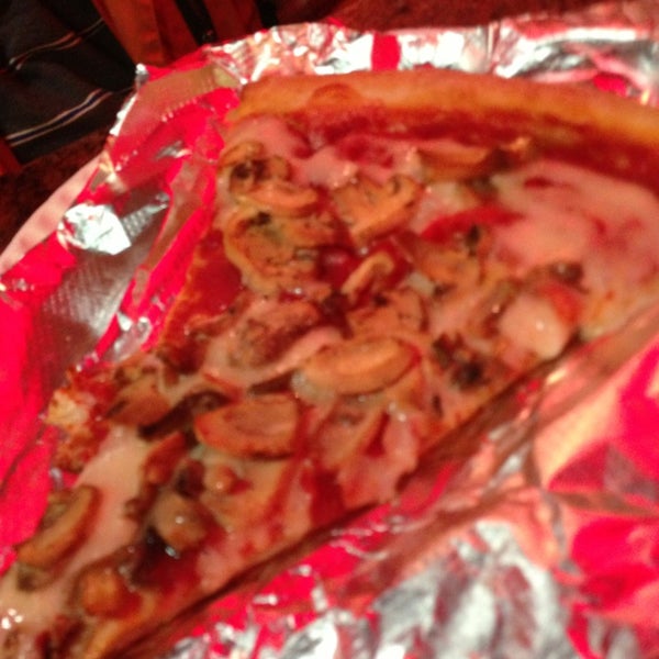 รูปภาพถ่ายที่ Bravo Pizza โดย Jacob G. เมื่อ 2/7/2013