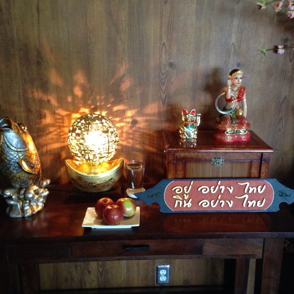 รูปภาพถ่ายที่ Narai Thai &amp; Sushi โดย Cheryl P. เมื่อ 11/2/2013