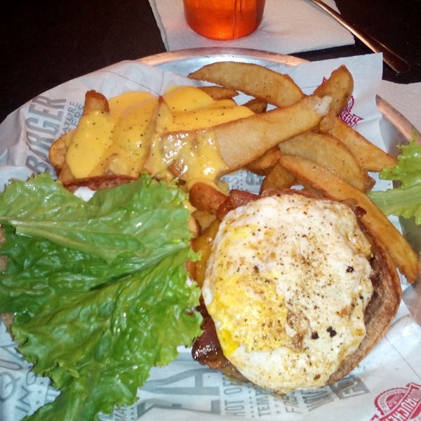 Photo taken at Fuddruckers by Christle S. on 5/27/2014