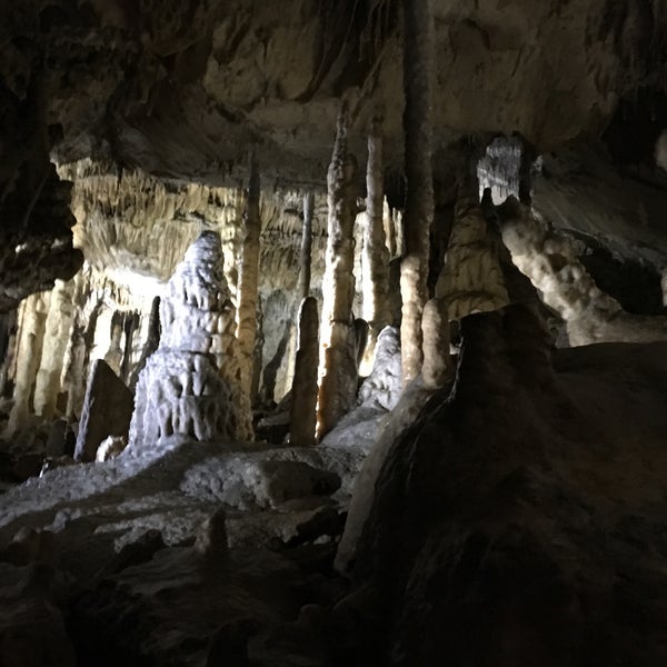 Foto diambil di Le Domaine des Grottes de Han / Het Domein van de Grotten van Han oleh Linne H. pada 3/18/2018