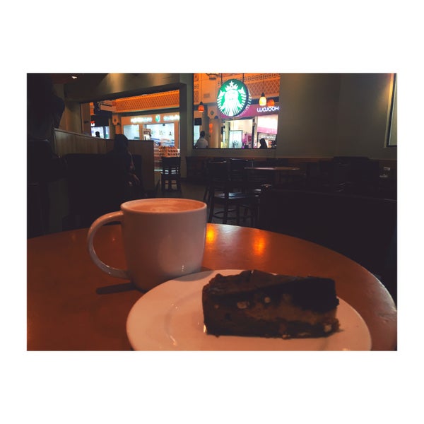 Foto tirada no(a) Starbucks por Tala D. em 7/31/2016