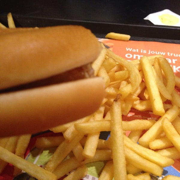 รูปภาพถ่ายที่ McDonald&#39;s โดย Omer K. เมื่อ 3/26/2014