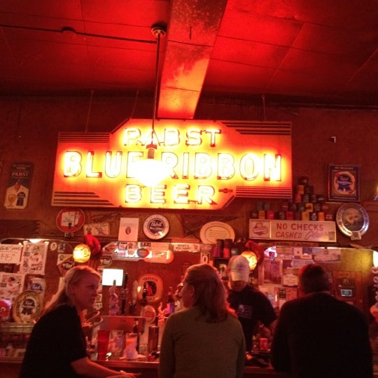 Foto diambil di Moe&#39;s and Joe&#39;s Tavern oleh gabriel g. pada 10/13/2012