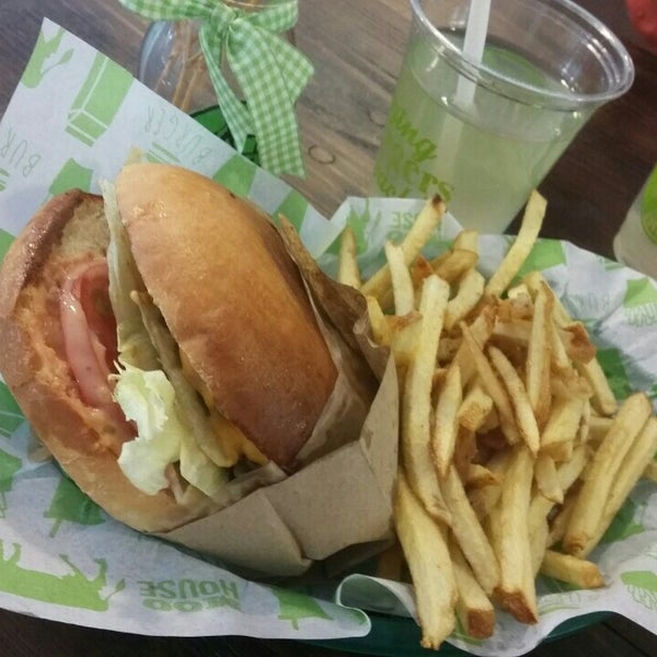4/30/2015 tarihinde Summer M.ziyaretçi tarafından Moo House Burger'de çekilen fotoğraf