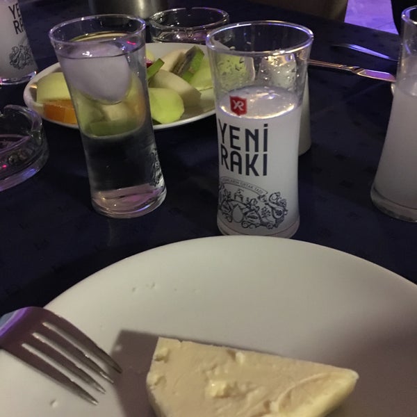 Das Foto wurde bei Boğaz Restaurant von Cüneyt Ö. am 4/26/2017 aufgenommen