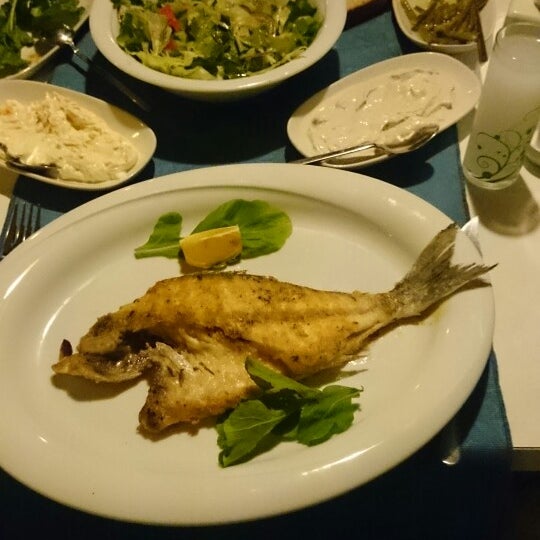 Das Foto wurde bei Beyaz Balık Restaurant von Ugur A. am 8/16/2014 aufgenommen