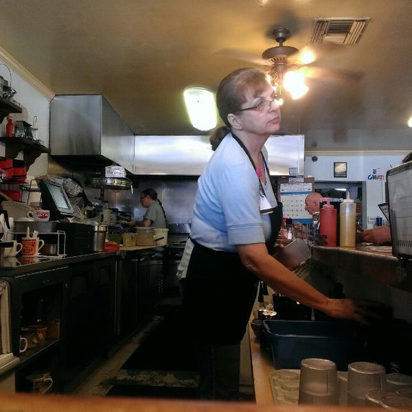 4/9/2014에 MzTowGal님이 Chuck&#39;s Hamburgers에서 찍은 사진