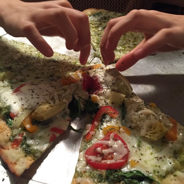 Снимок сделан в Byrne&#39;s Grilled Pizza пользователем Jamie R. 12/9/2015