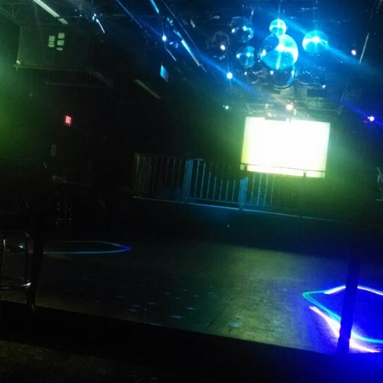 Foto tirada no(a) Industry Night Club por Justin S. em 4/27/2014
