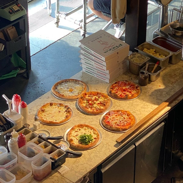 Foto tomada en Mimosa Brooklyn Pizza  por Hatem Q. el 9/14/2021