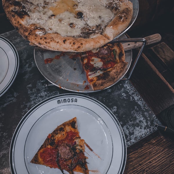 Foto tomada en Mimosa Brooklyn Pizza  por Hatem Q. el 9/18/2021