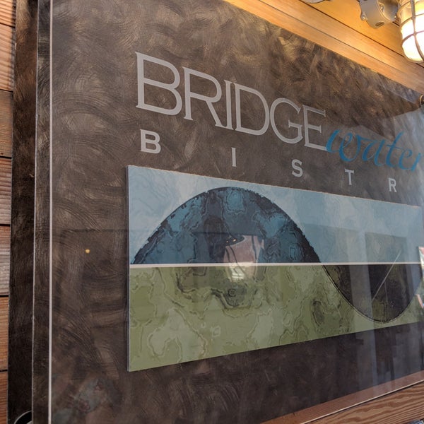รูปภาพถ่ายที่ Bridgewater Bistro โดย Logan D. เมื่อ 5/13/2018