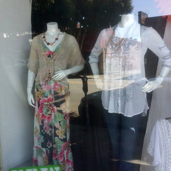 Foto diambil di Half Off Clothing Store oleh Laura Ann T. pada 8/8/2013