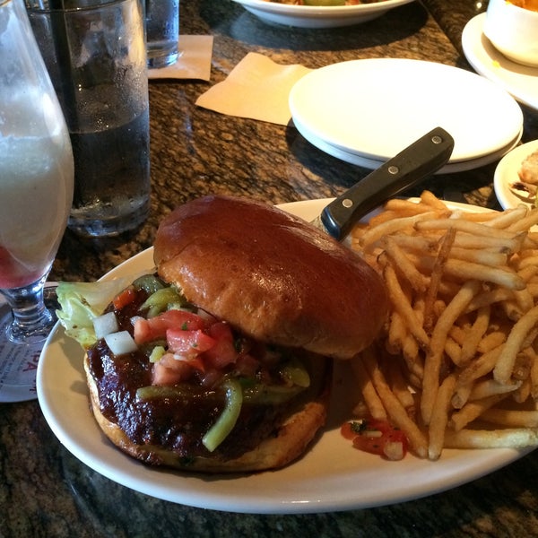 Photo taken at BJ&#39;s Restaurant &amp; Brewhouse by Gilberto on 9/11/2015